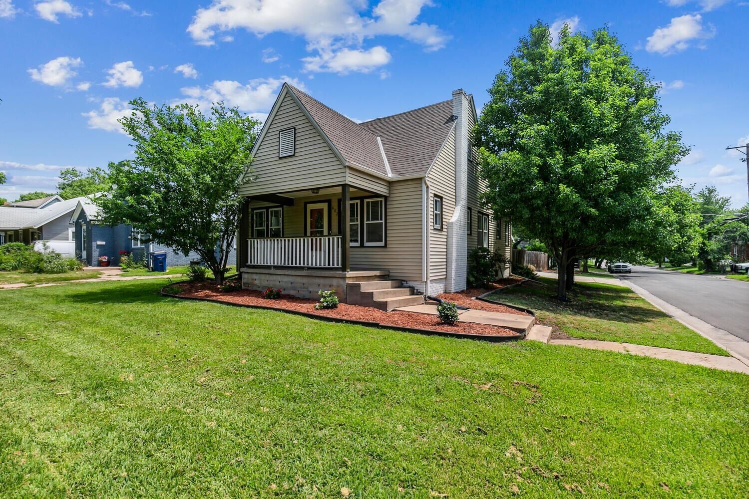 Property Photo: 602 N Pershing St KS 67208