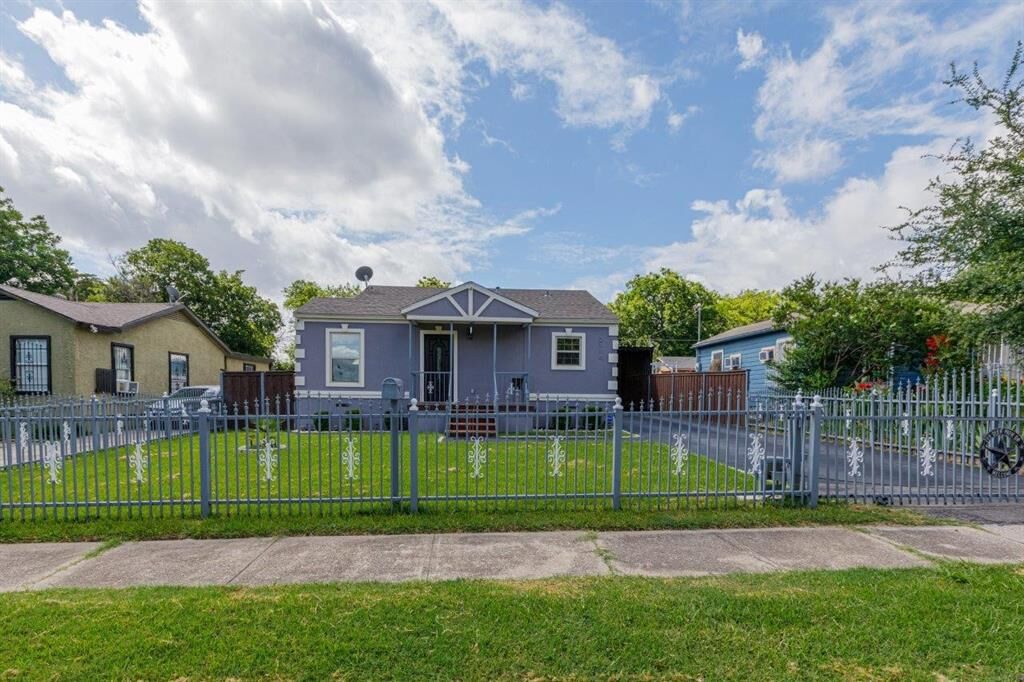 Property Photo: 2118 Deer Path Drive TX 75216