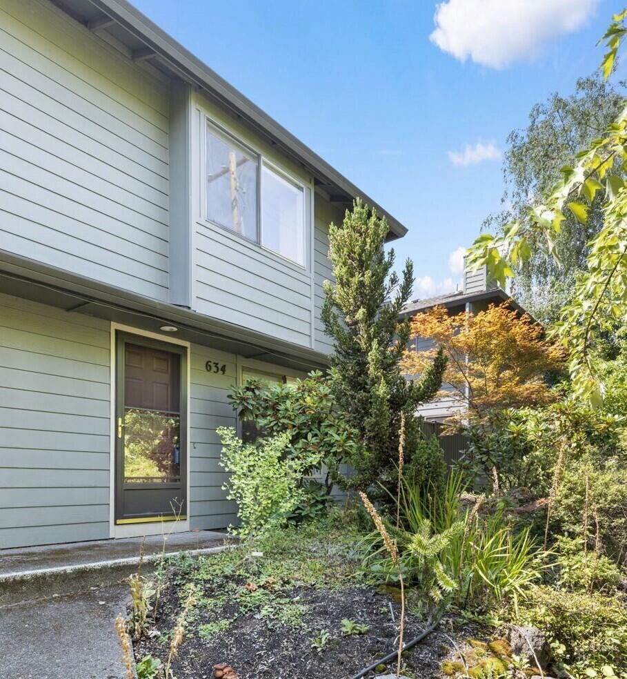 Property Photo:  634 E Main Street  OR 97520 