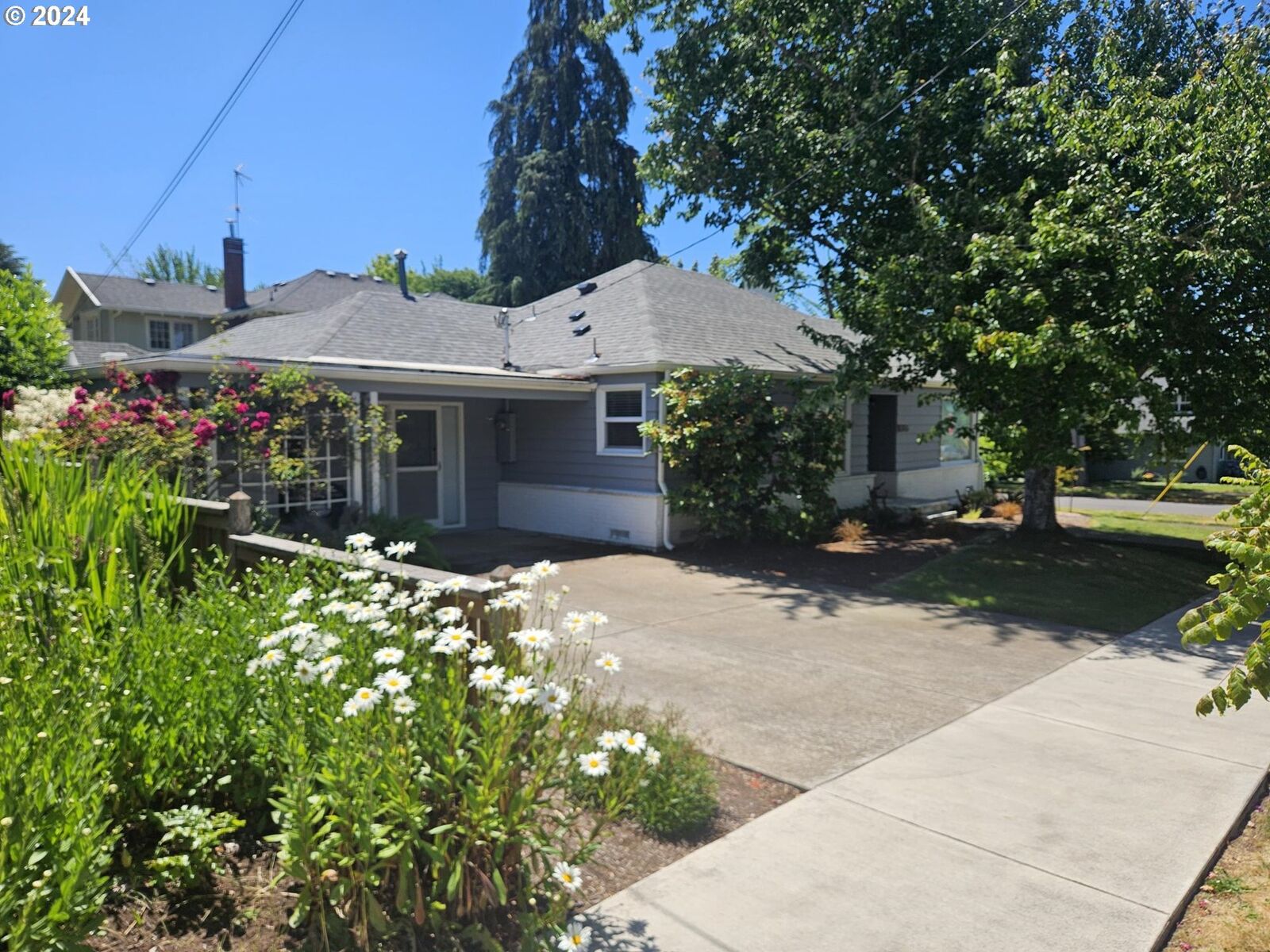 Property Photo:  912 E 20th Ave  OR 97405 