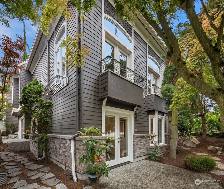 Property Photo:  120 6th Court  WA 98033 