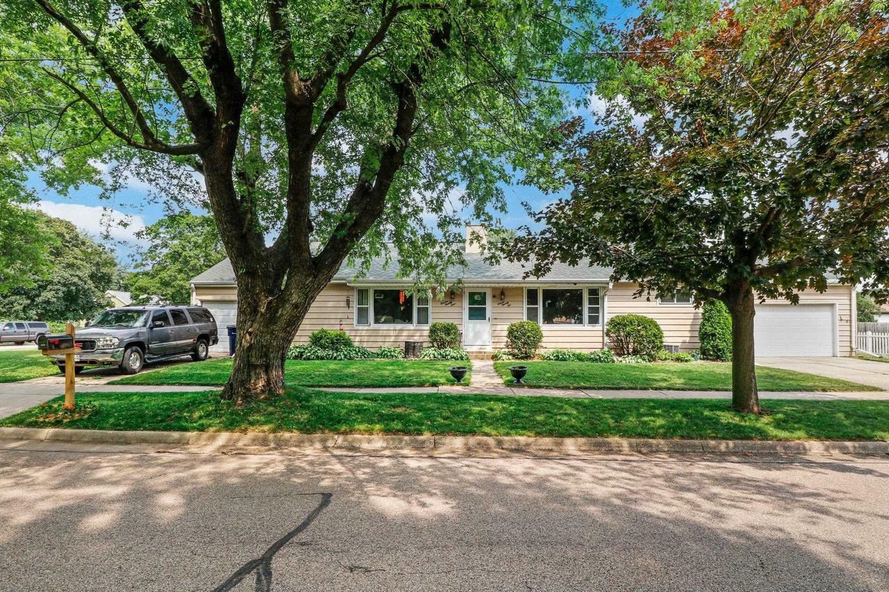 Property Photo:  1122-1124 North Oakhill Avenue  WI 53548 