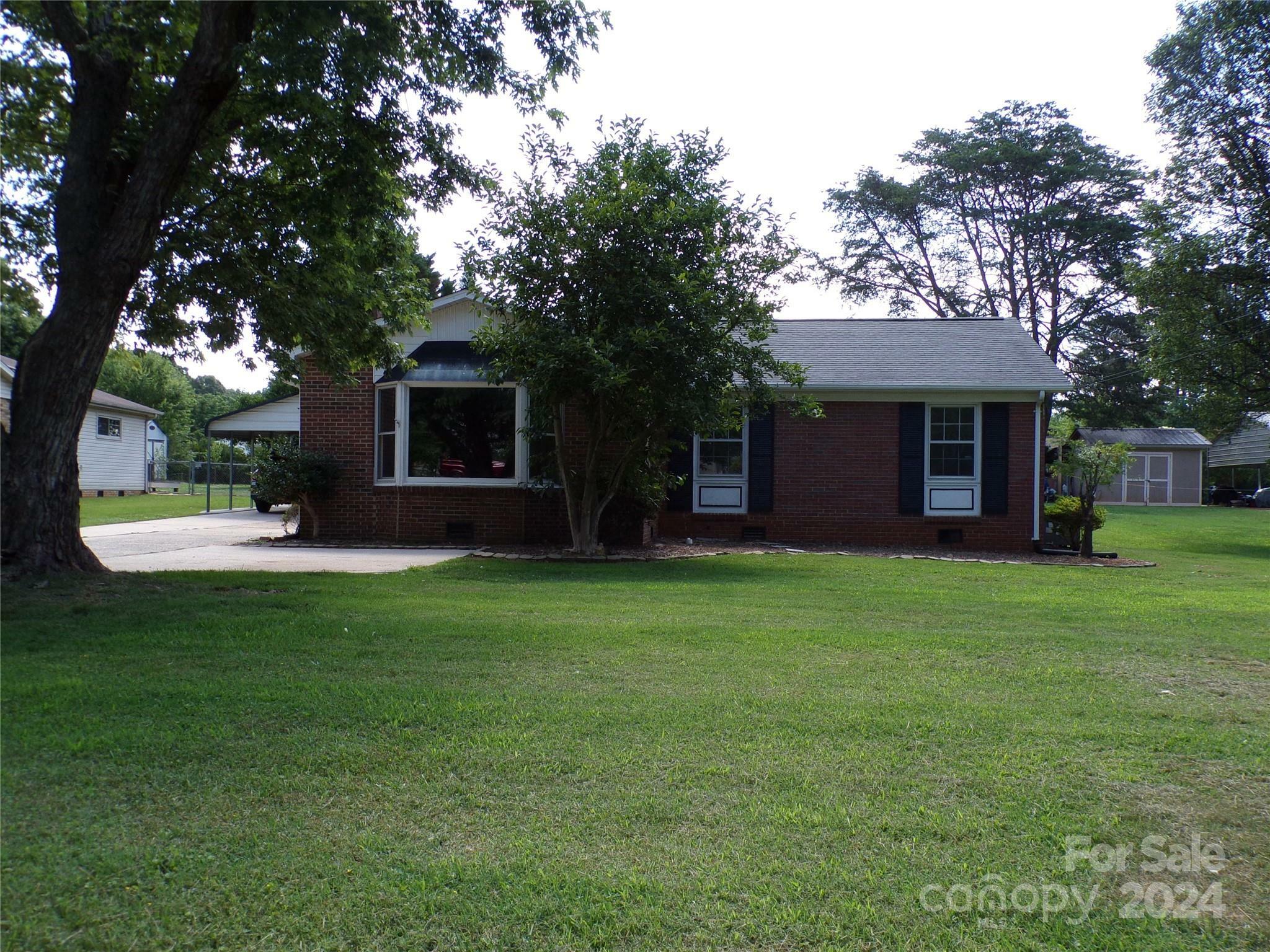 Property Photo:  1404 County Home Road 58  NC 28613 