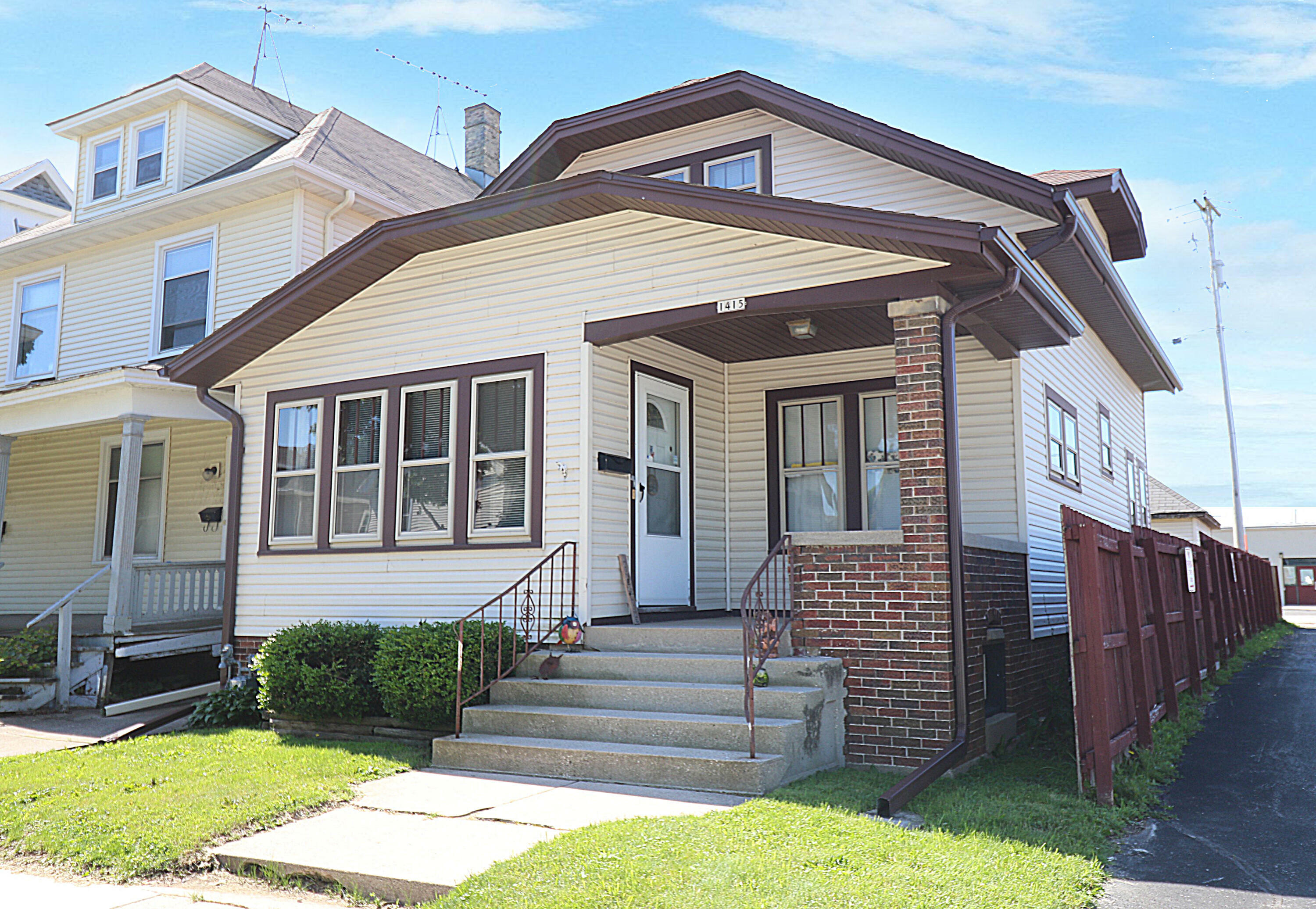 Property Photo: 1415 Lincoln Ave WI 53081