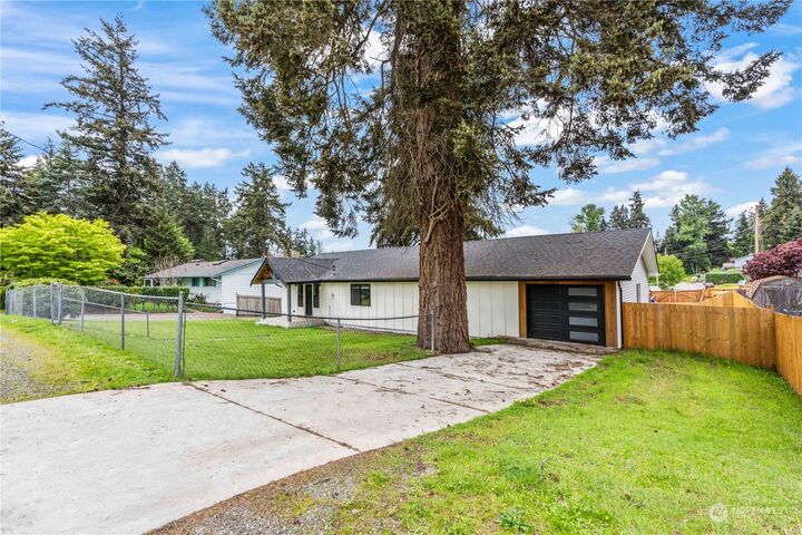 Property Photo:  625  173rd Street S  WA 98387 
