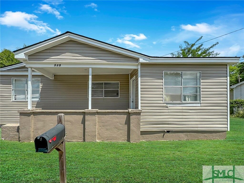 Property Photo: 509 Acacia Street GA 31405