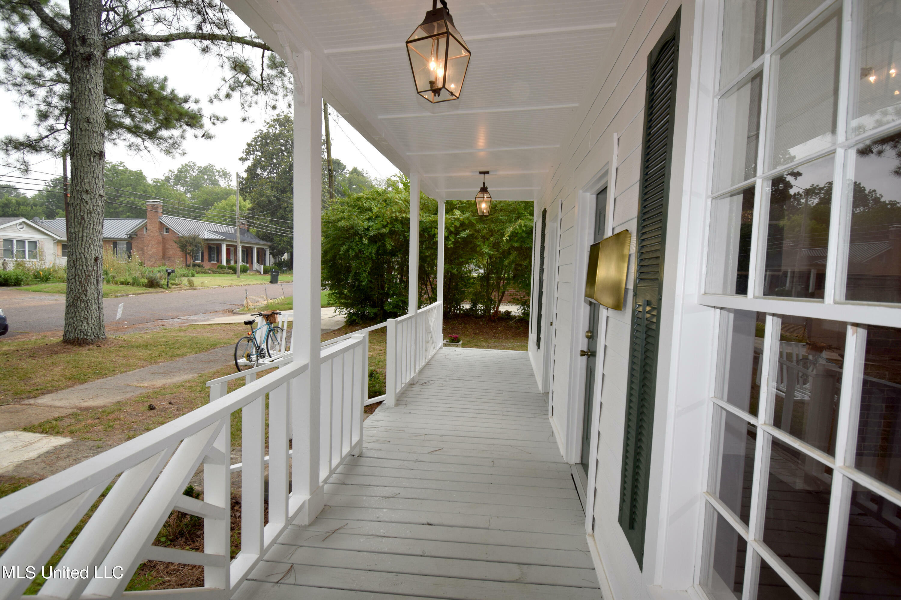 Property Photo:  360 E College Avenue  MS 38635 