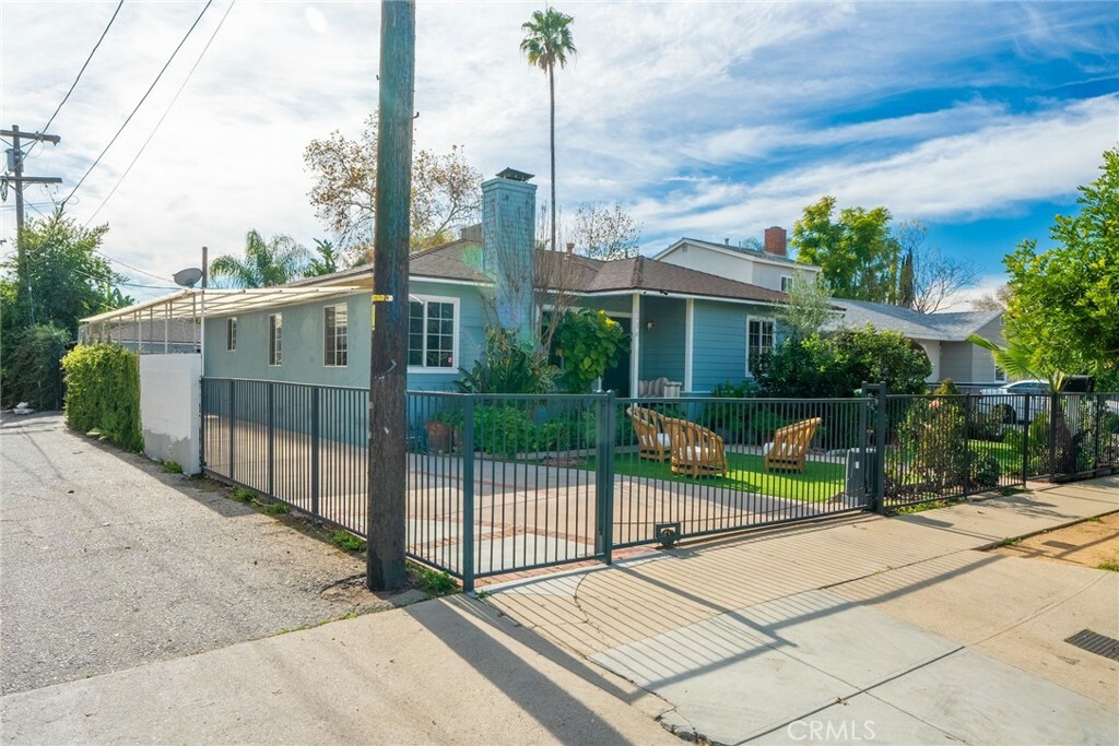 Property Photo: 16116 Haynes Street CA 91406