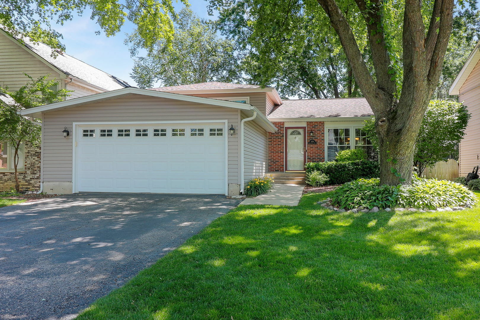 Property Photo:  109 Kenilworth Avenue  IL 60137 