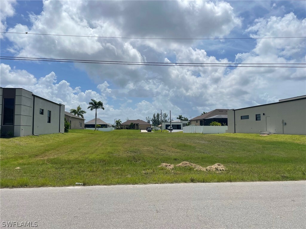 Property Photo:  109 SW 37th Place  FL 33991 