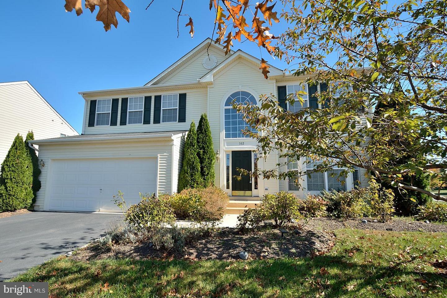 Property Photo: 102 Max Court SE VA 20175