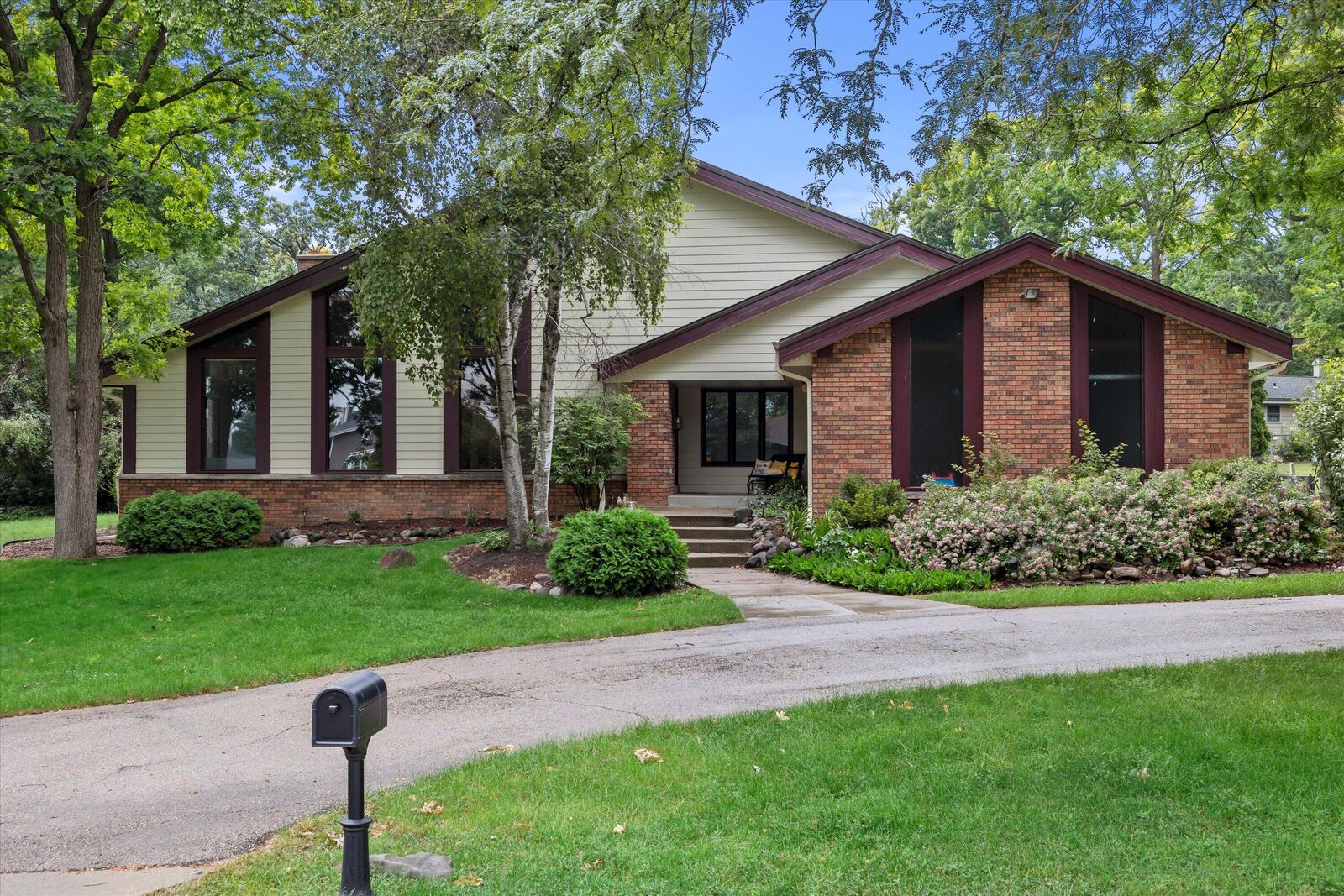 Property Photo: 4047 S Shady Lane Ct WI 53228