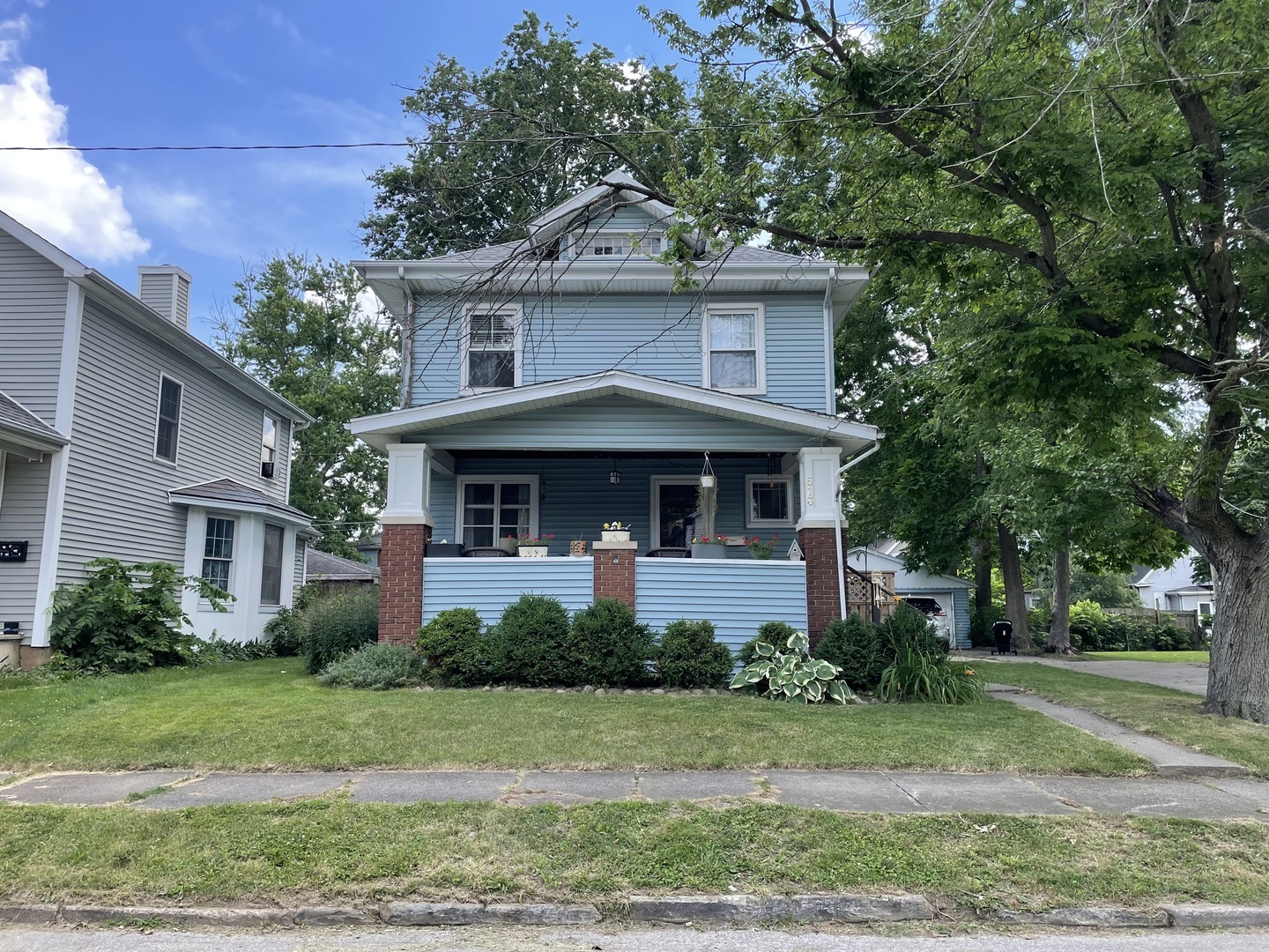 Property Photo:  513 E Mulberry Street  IL 61701 