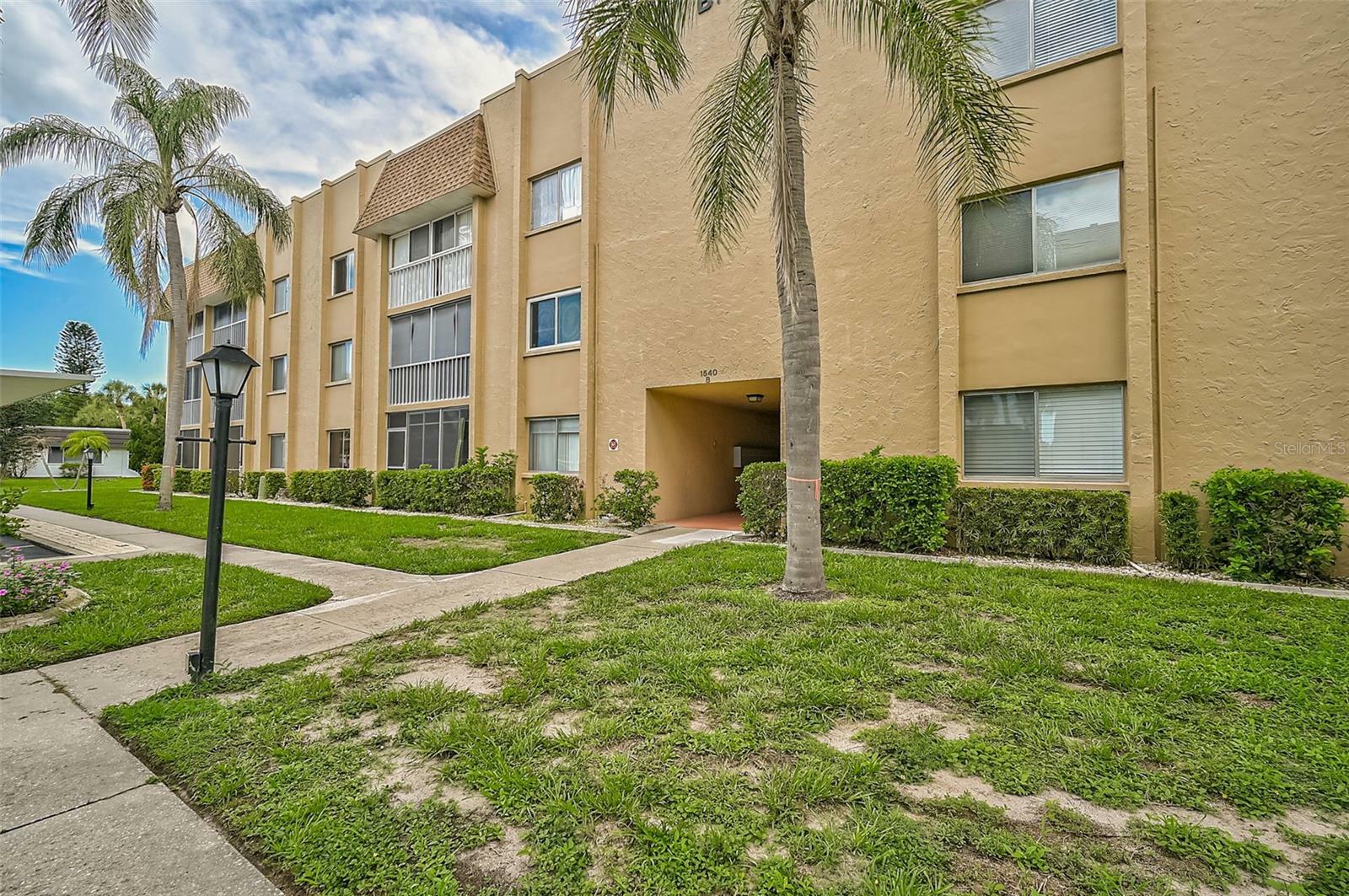 Property Photo: 1540 Glen Oaks Drive E B122 FL 34232