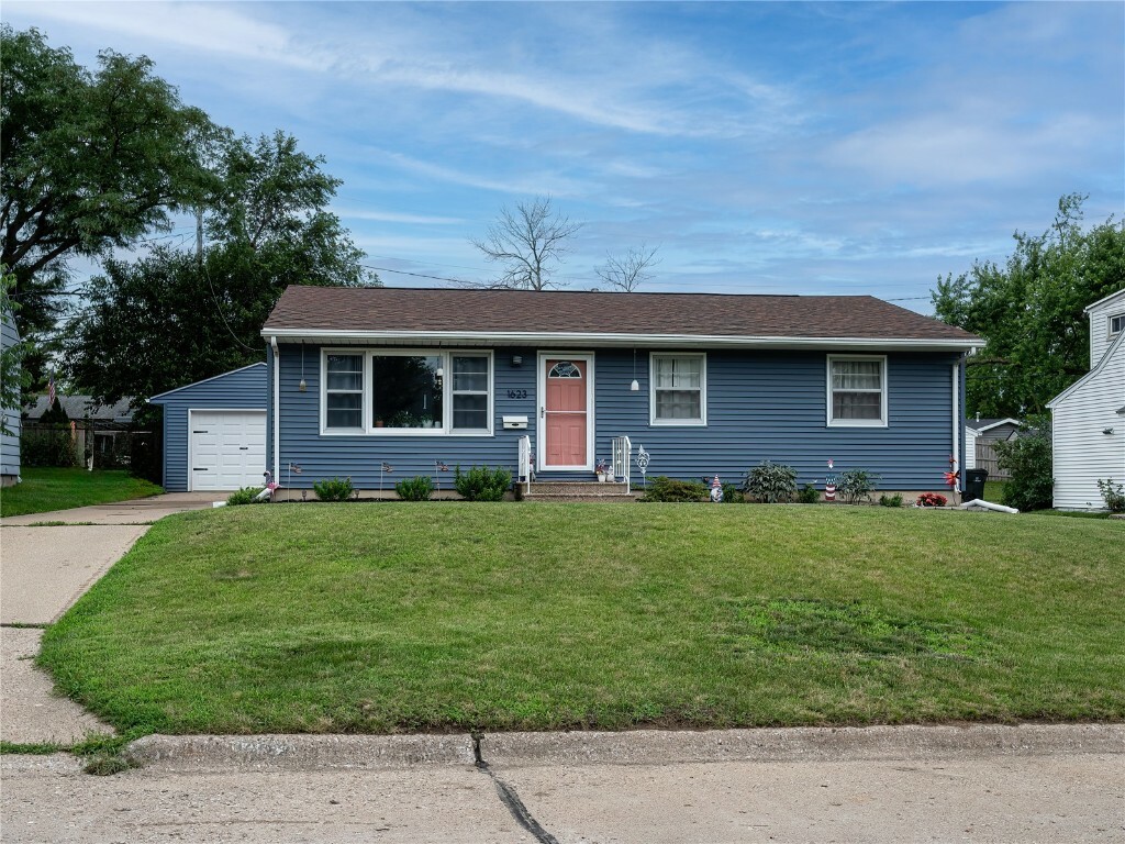 Property Photo:  1623 Hollywood Boulevard NE  IA 52402 