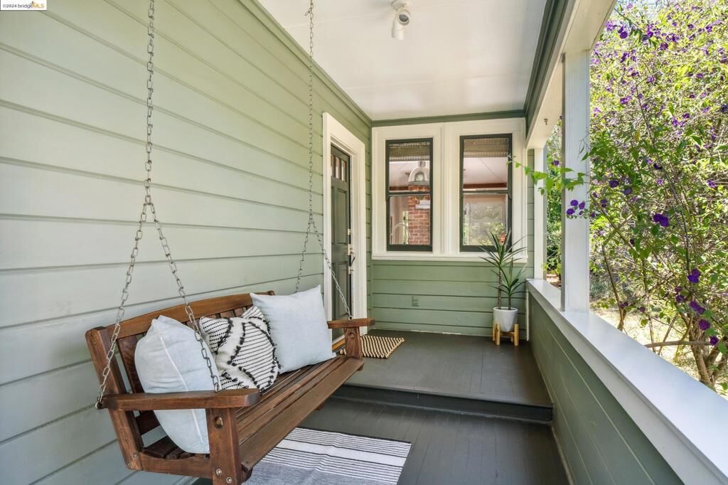 Property Photo: 5109 Lawton Ave CA 94618