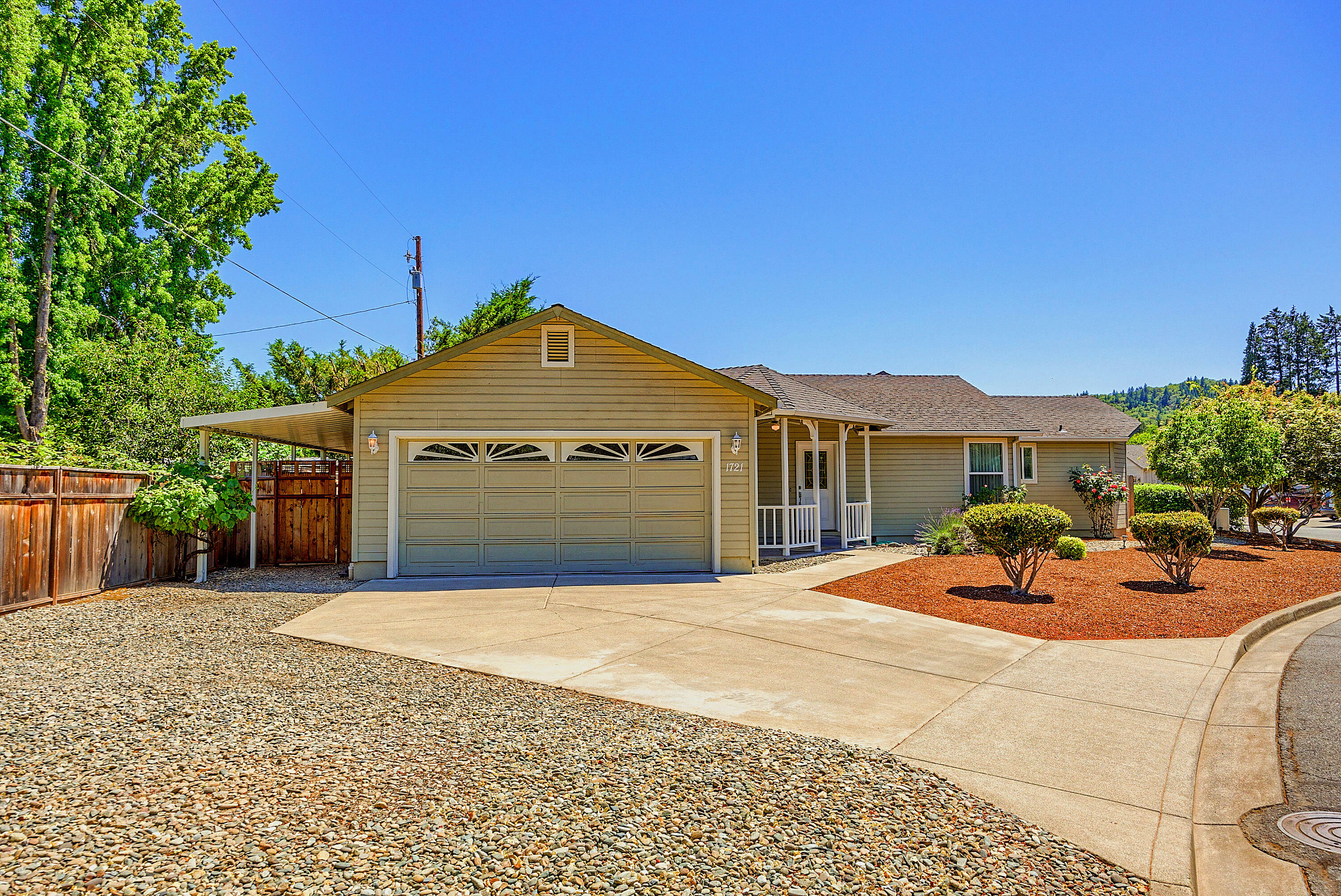 Property Photo: 1721 Brookhurst Way OR 97527