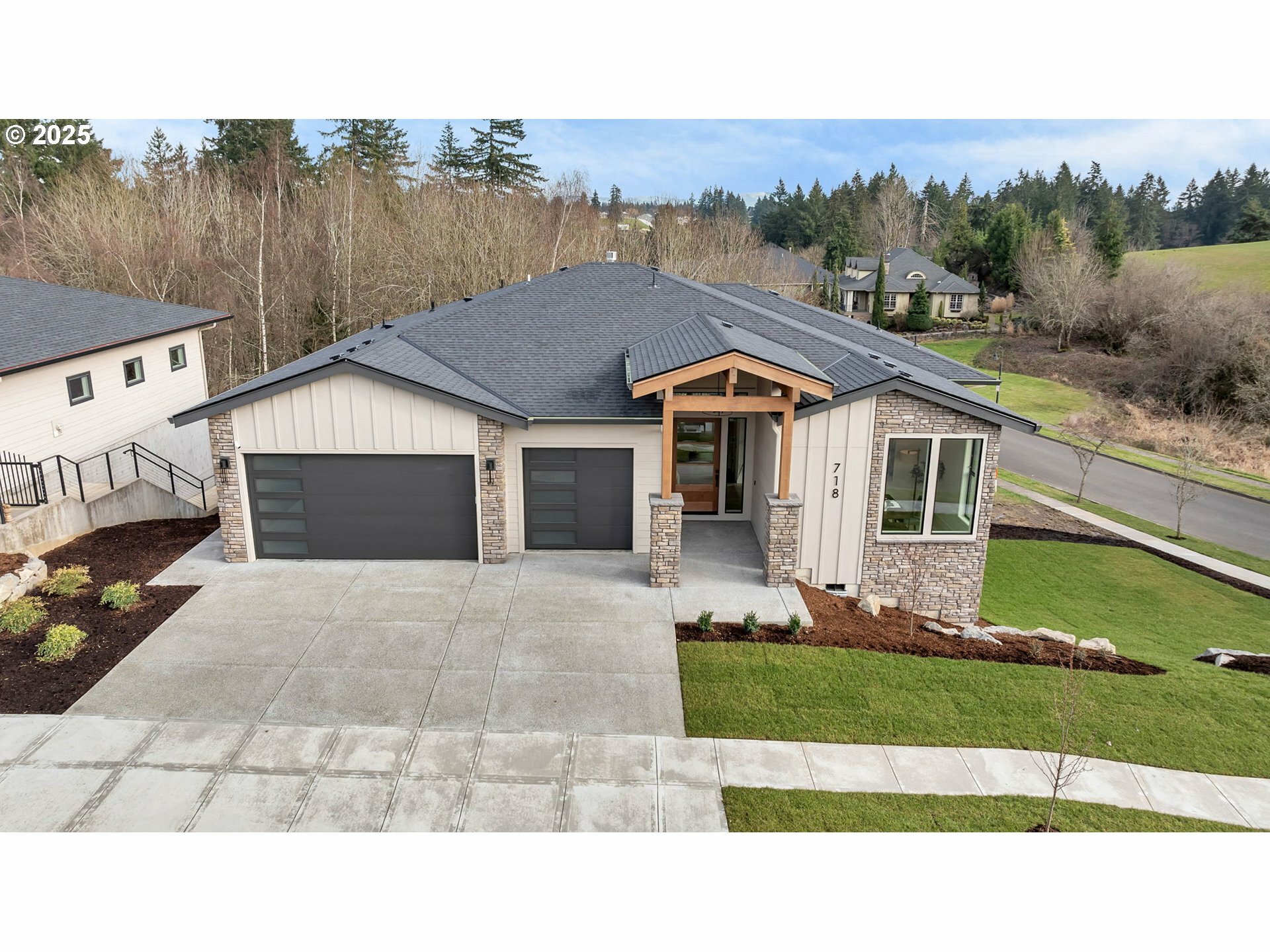 Property Photo:  718 S 15th Ct  WA 98642 