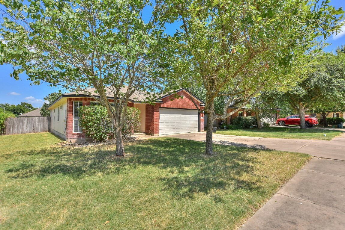 Property Photo:  1011 Creston Cove  TX 78634 