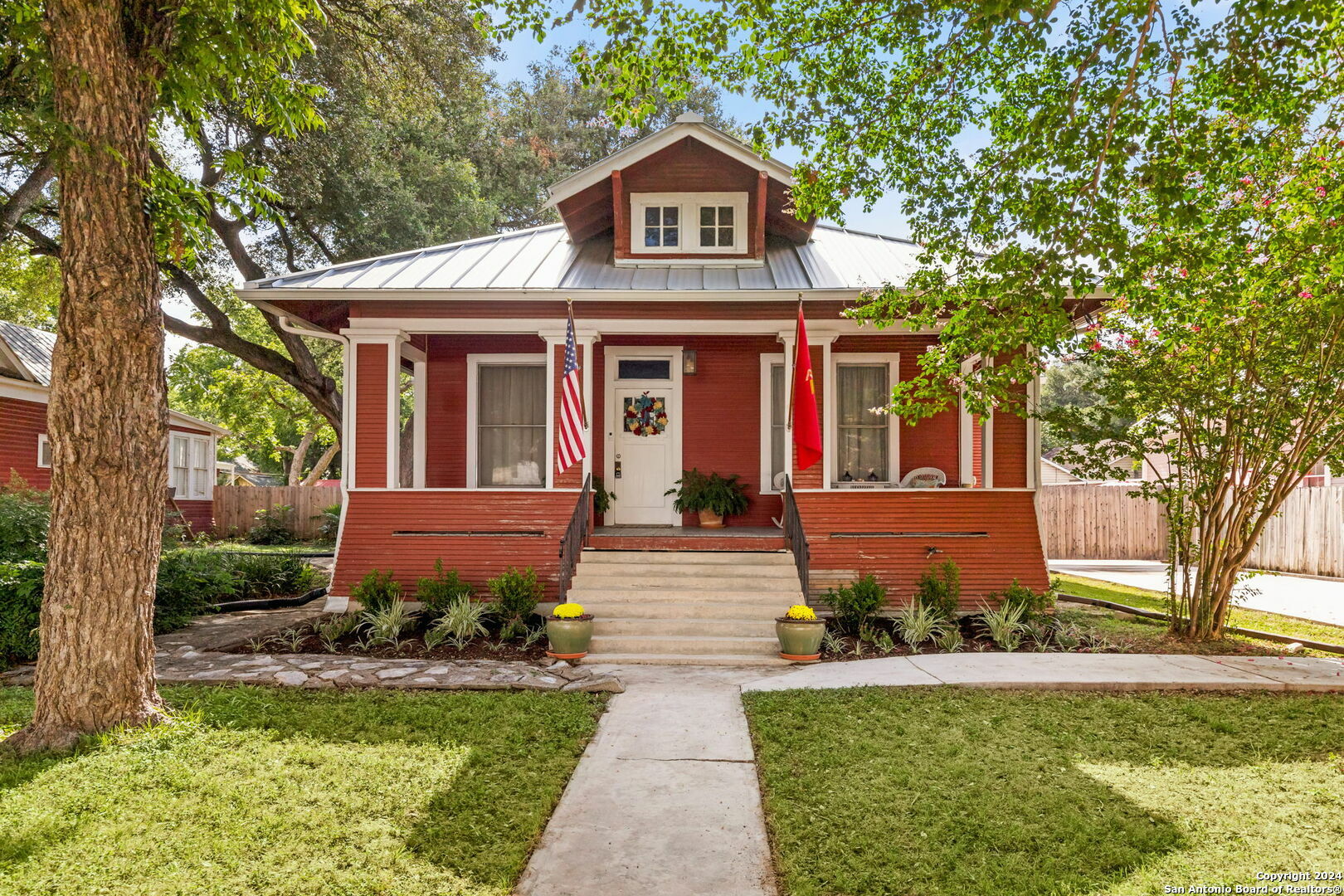 Property Photo: 609 N River St TX 78155