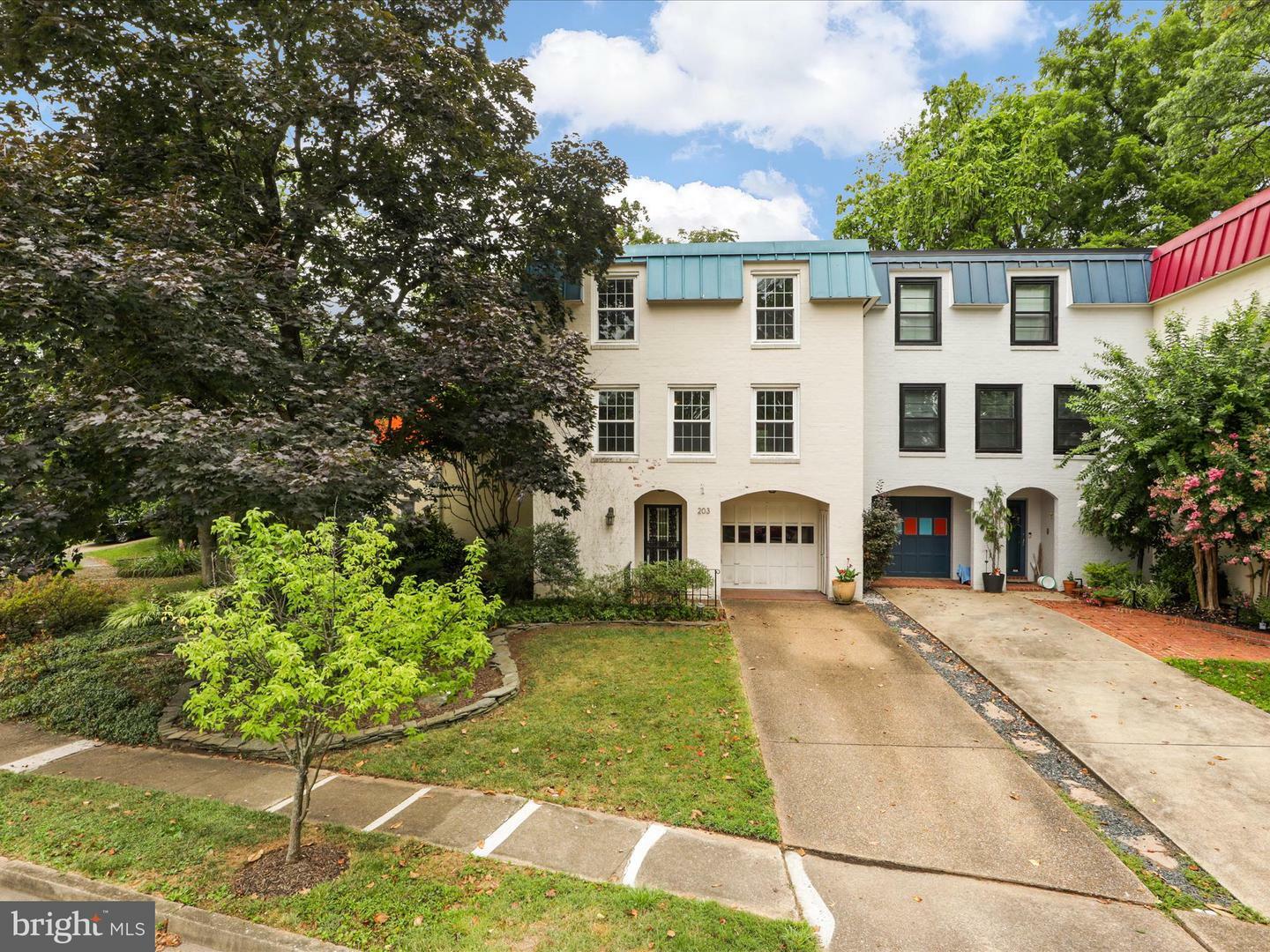 Property Photo: 203 Garden Court VA 22046