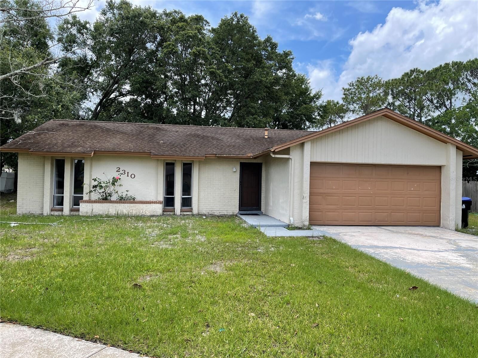 Property Photo: 2310 Pebble Court FL 32837
