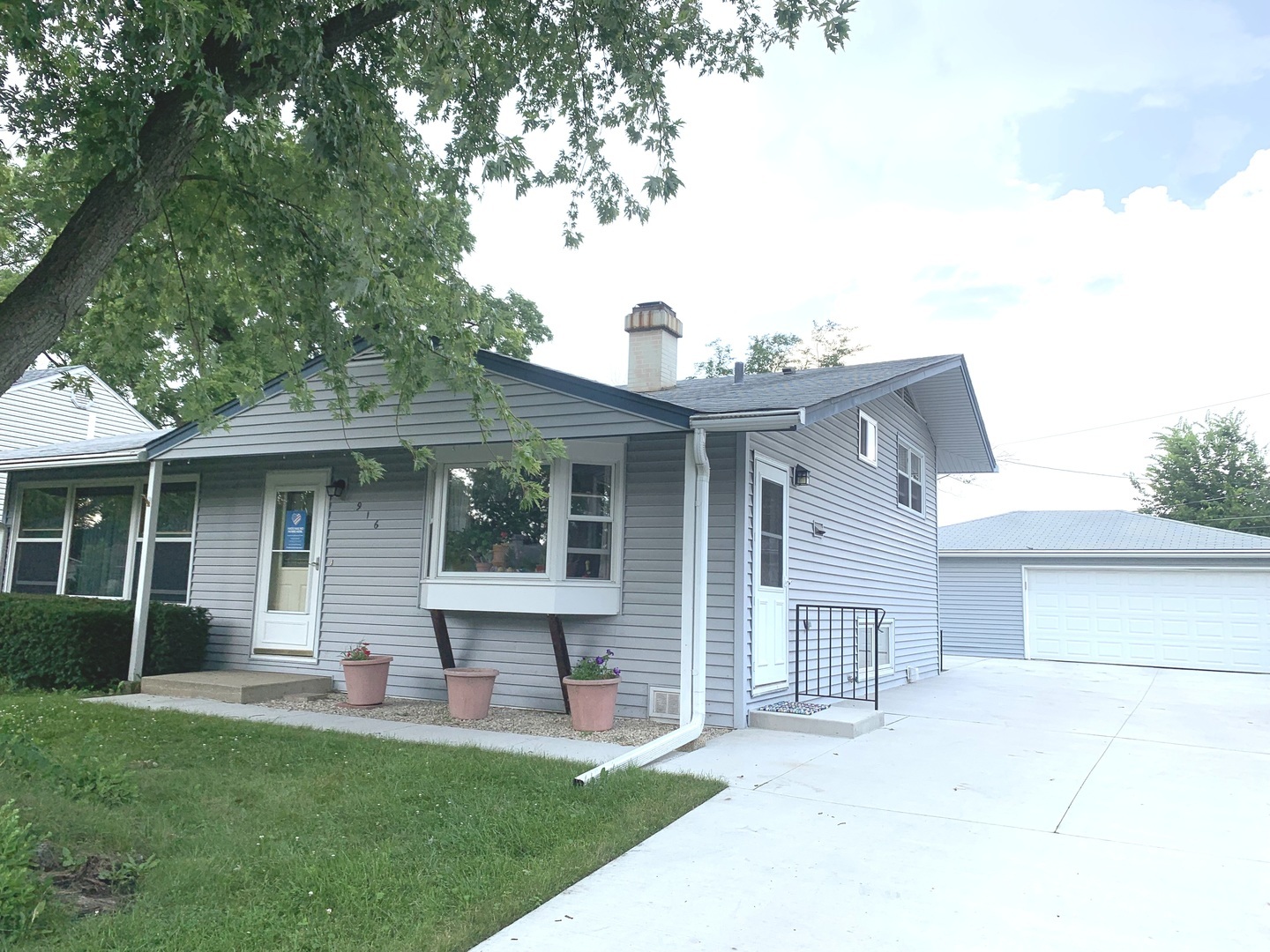 Property Photo:  916 Stratford Lane  IL 60060 