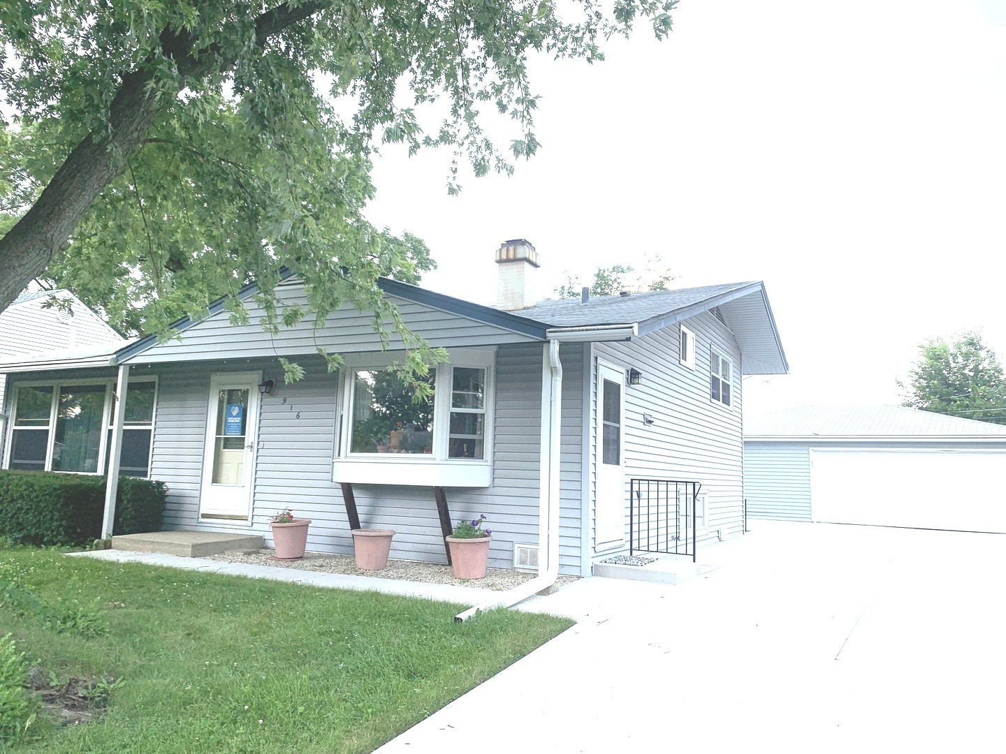 Property Photo: 916 Stratford Lane IL 60060