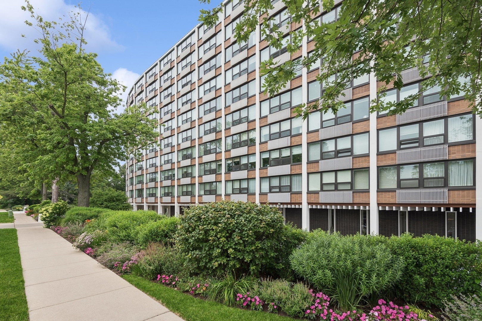 Property Photo: 1630 Sheridan Road 10L IL 60091