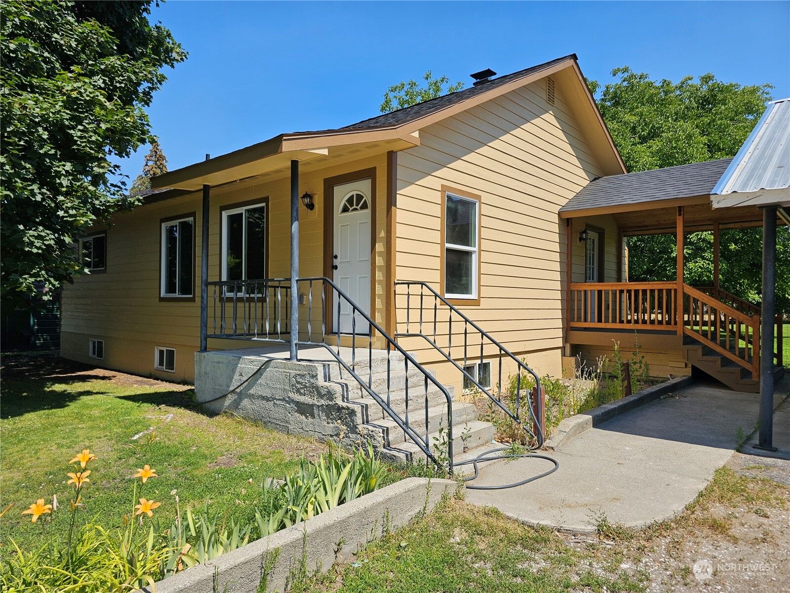 Property Photo:  724 S Antwine Street  WA 98855 