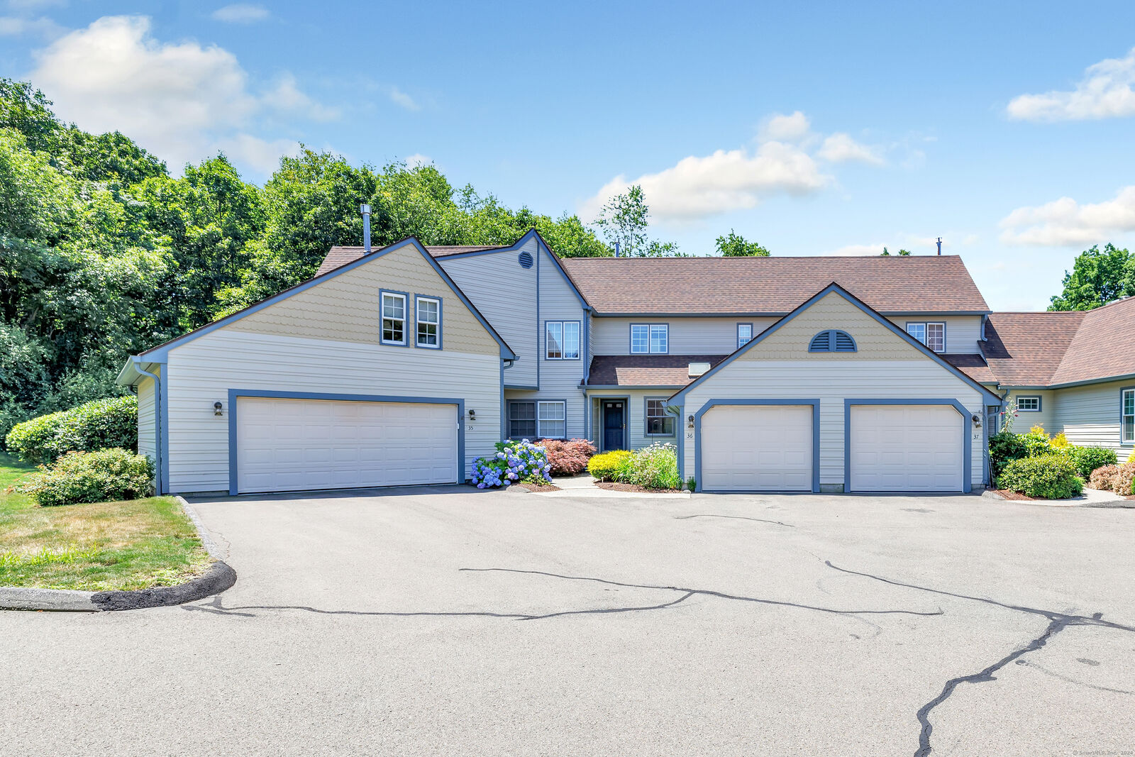 Property Photo: 36 L Hermitage Drive 36 CT 06484