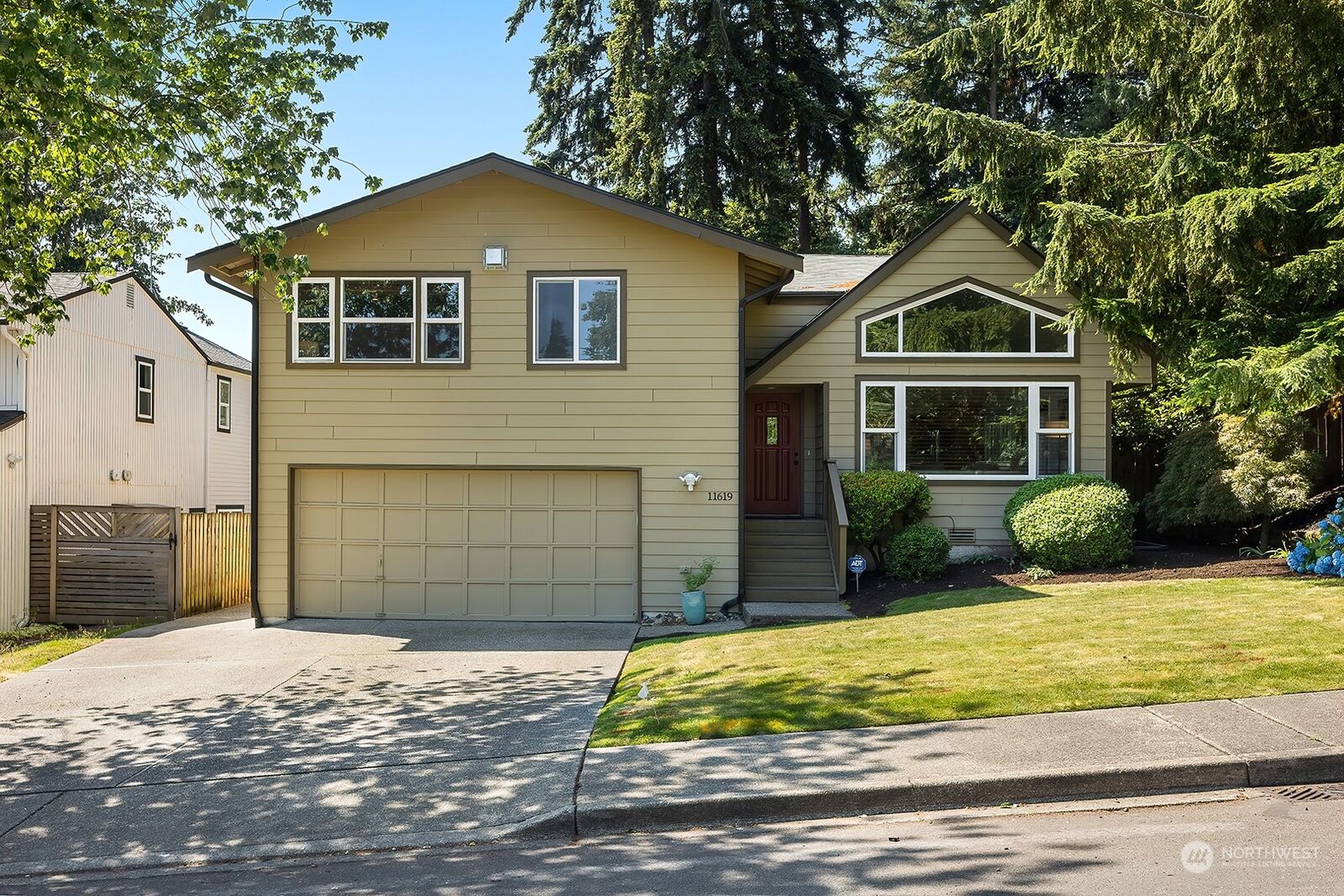 Property Photo: 11619 NE 100th Street WA 98033