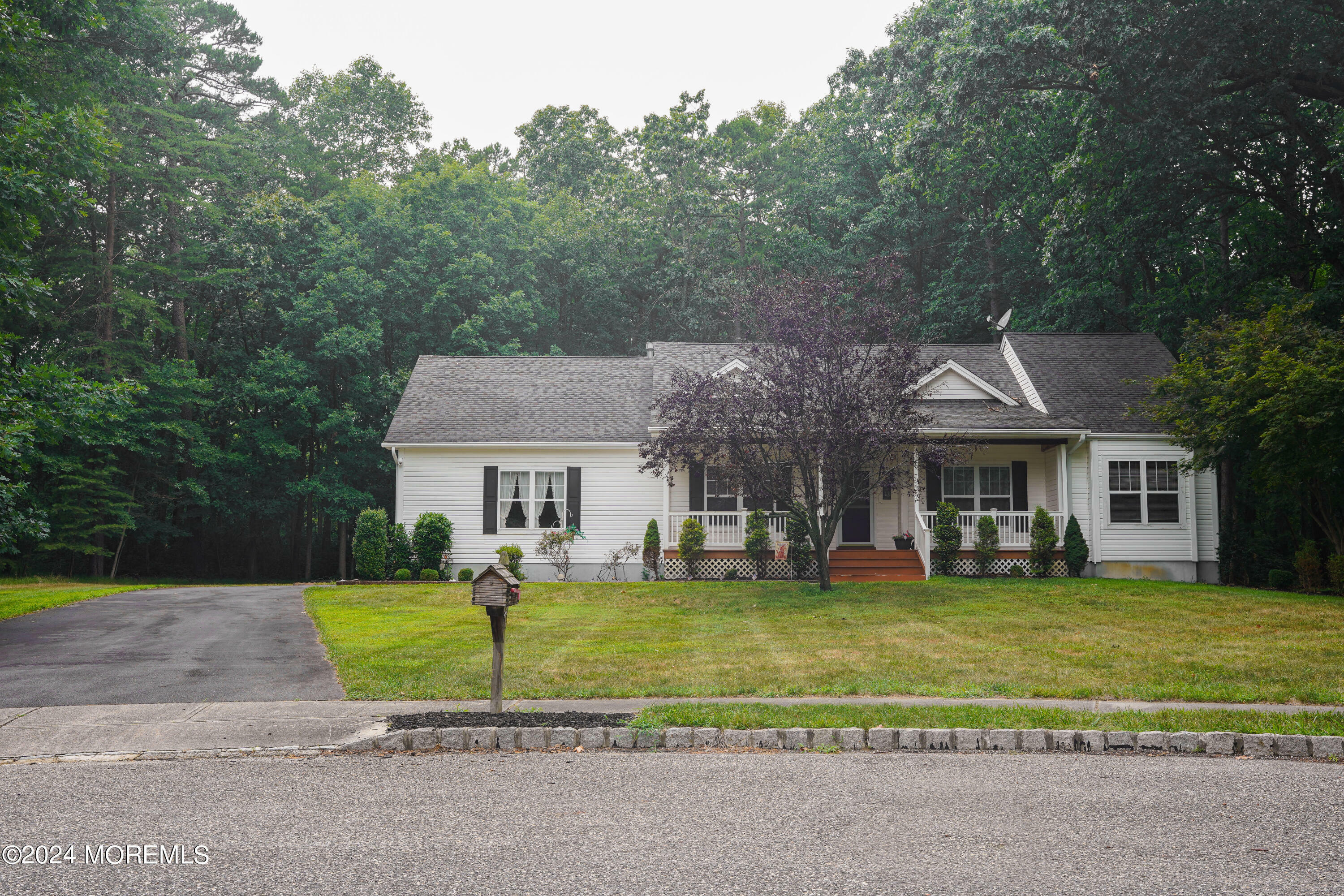 Property Photo:  10 Country Woods Drive  NJ 08533 