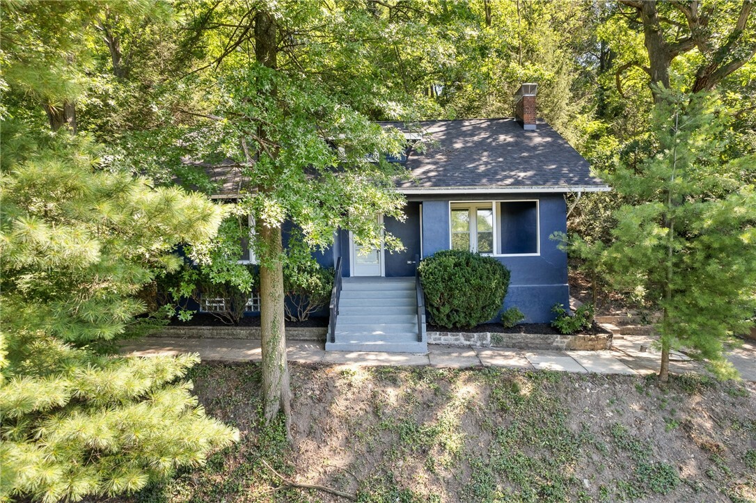 Property Photo:  2 Rosslyn Rd  PA 15106 