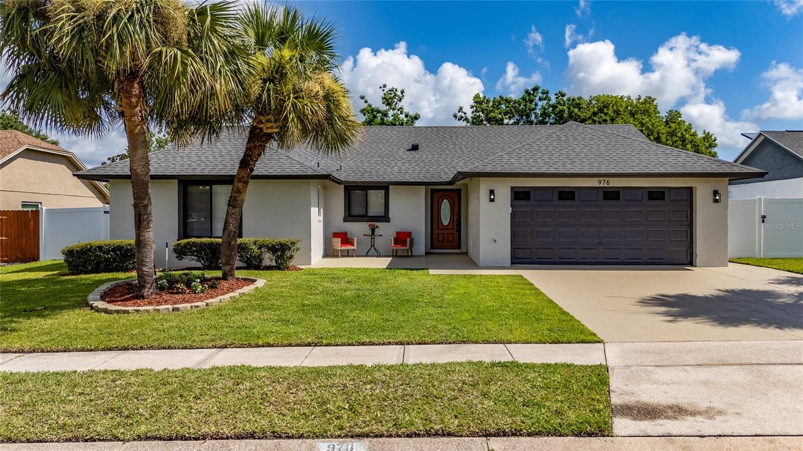Property Photo: 976 Dinero Drive FL 32708