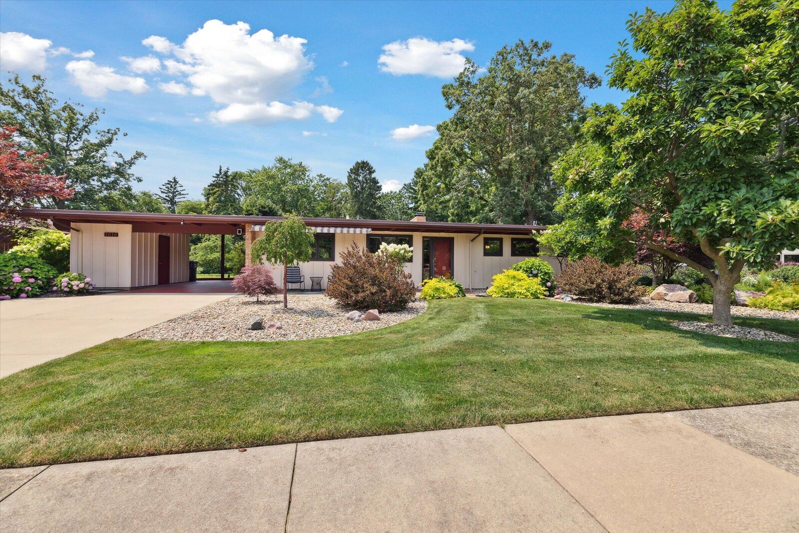 Property Photo: 2816 Evergreen Drive MI 49085