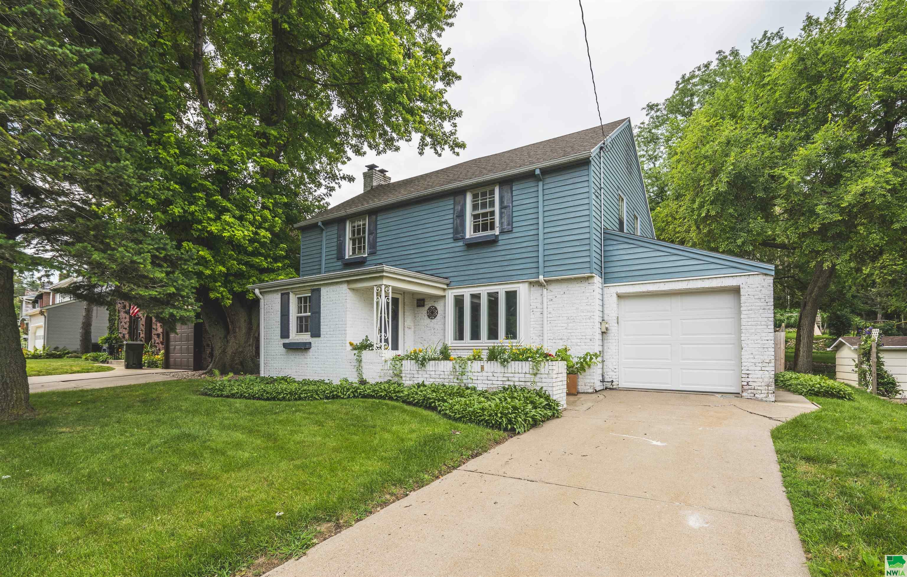 Property Photo:  3011 Valley Drive  IA 51104 