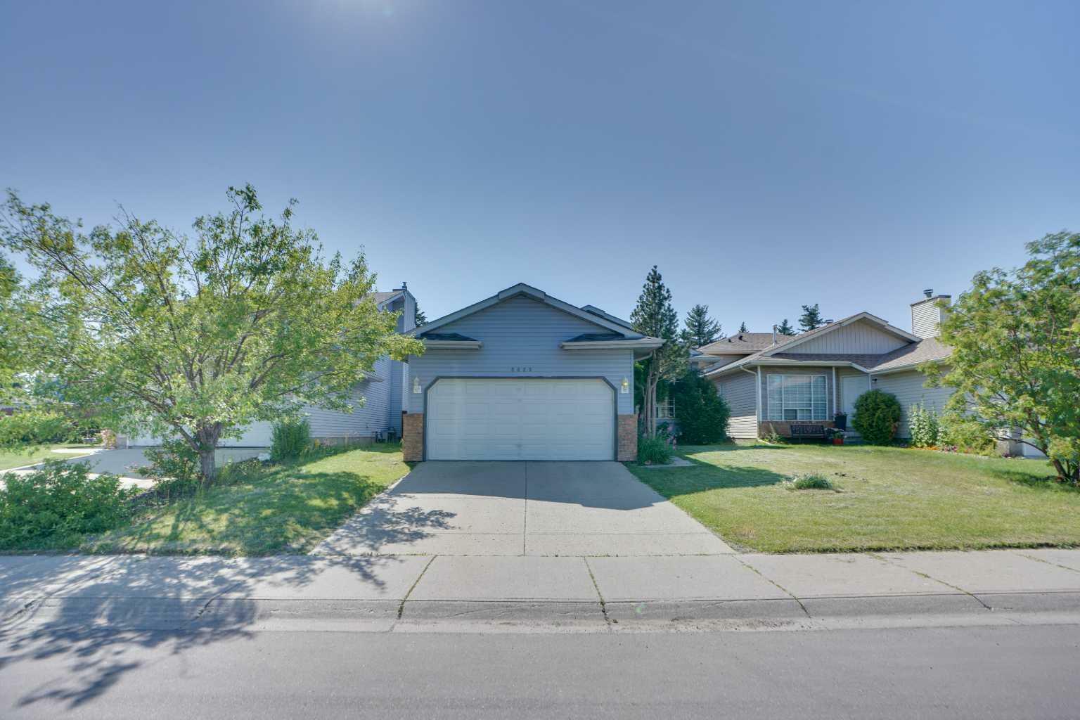 Photo de la propriété:  9029 21 Street SE  AB T2C 3W7 