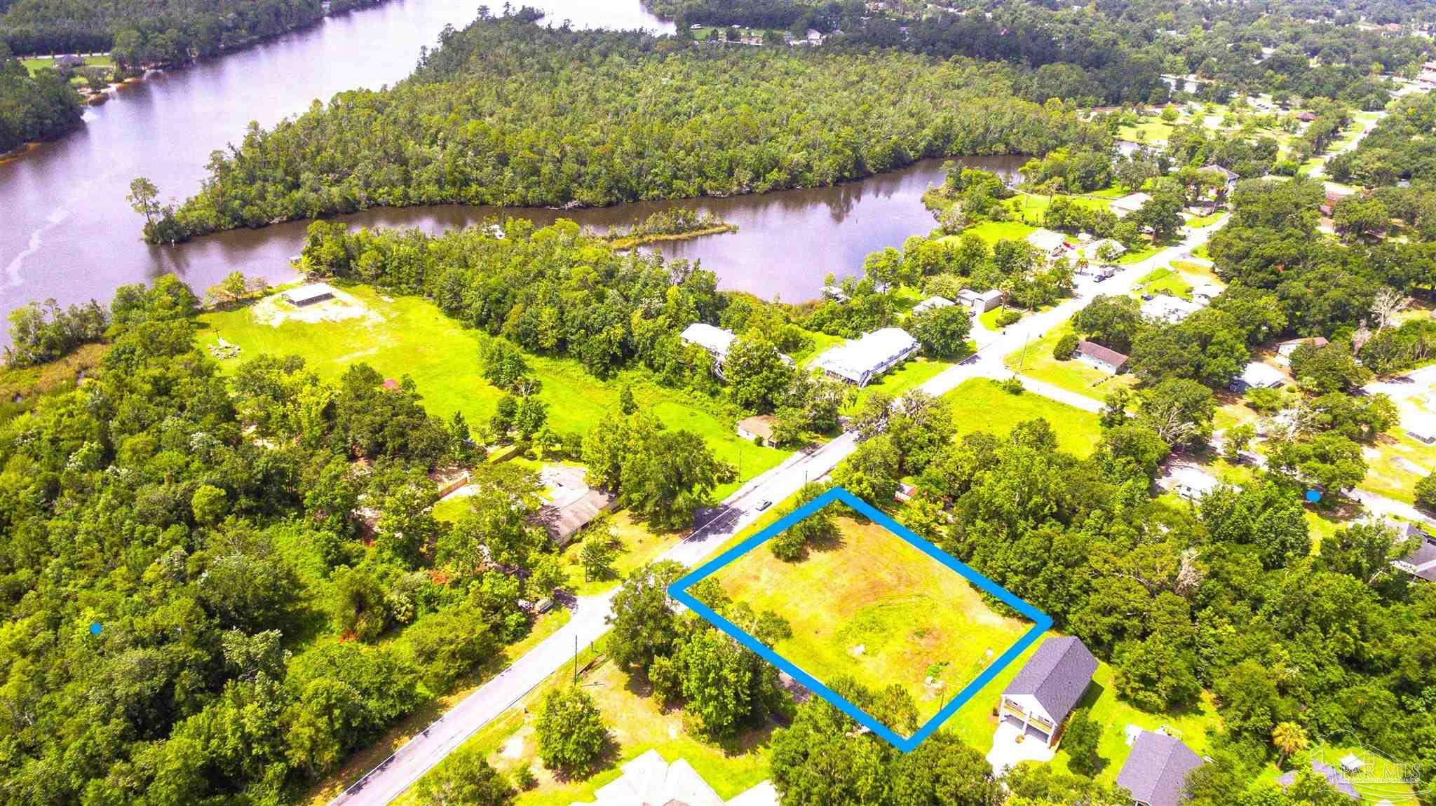 Property Photo: 5563 Munson Ln FL 32570