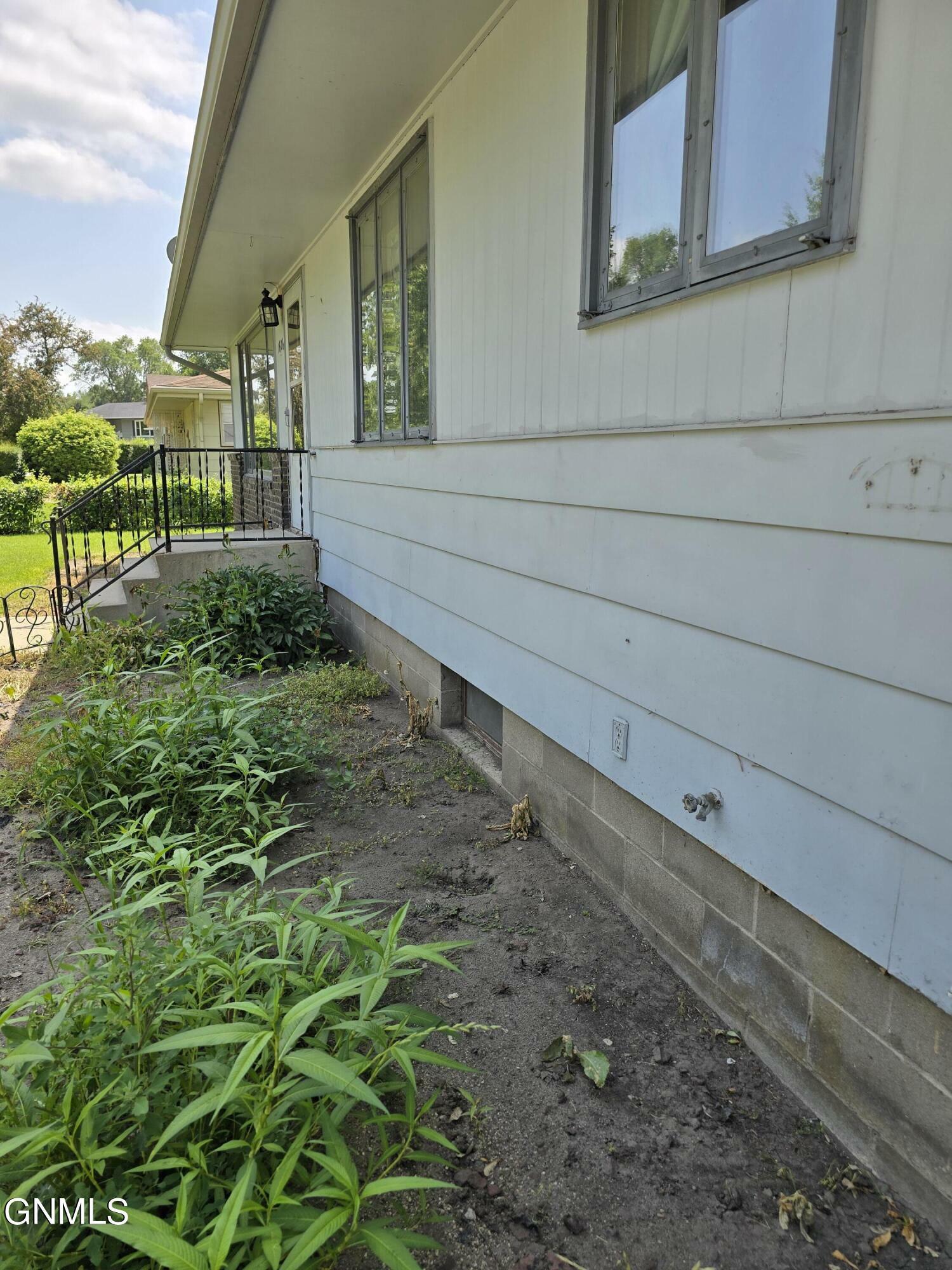 Property Photo:  1606 7th Avenue SE  ND 58401 