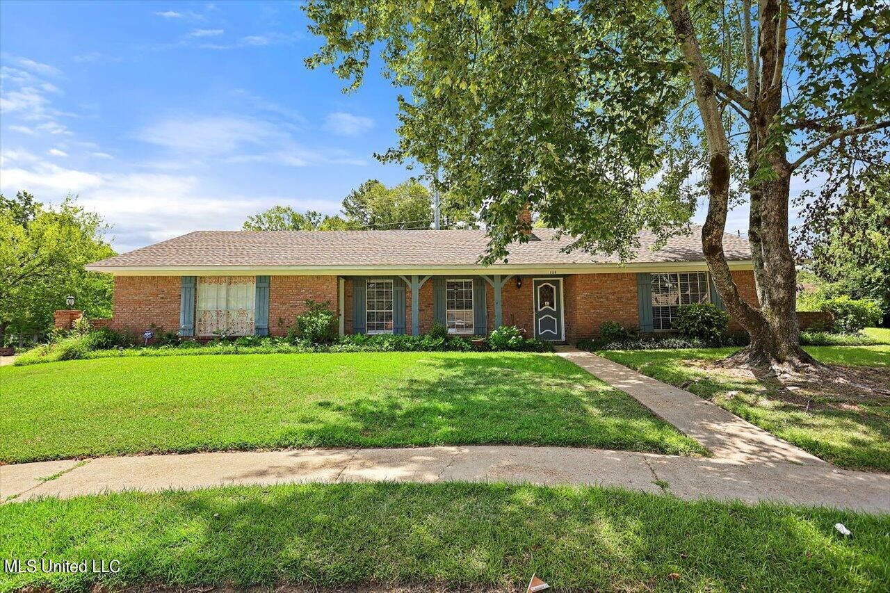 Property Photo:  104 Linden Place  MS 39056 