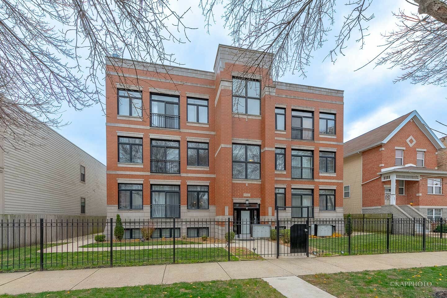 Property Photo:  633 E Bowen Avenue 2E  IL 60653 