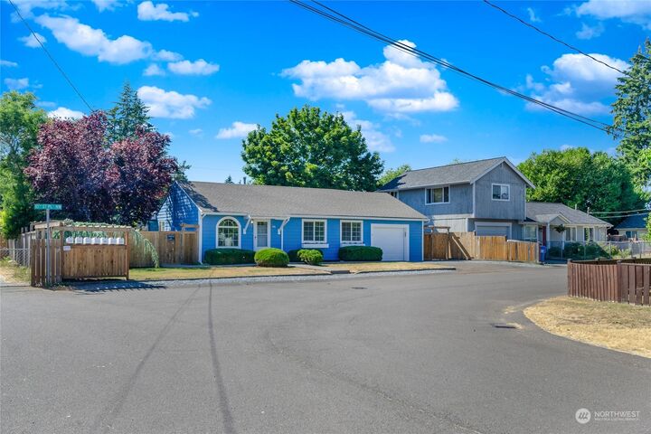 Property Photo:  506 10th Street Pl NW  WA 98371 