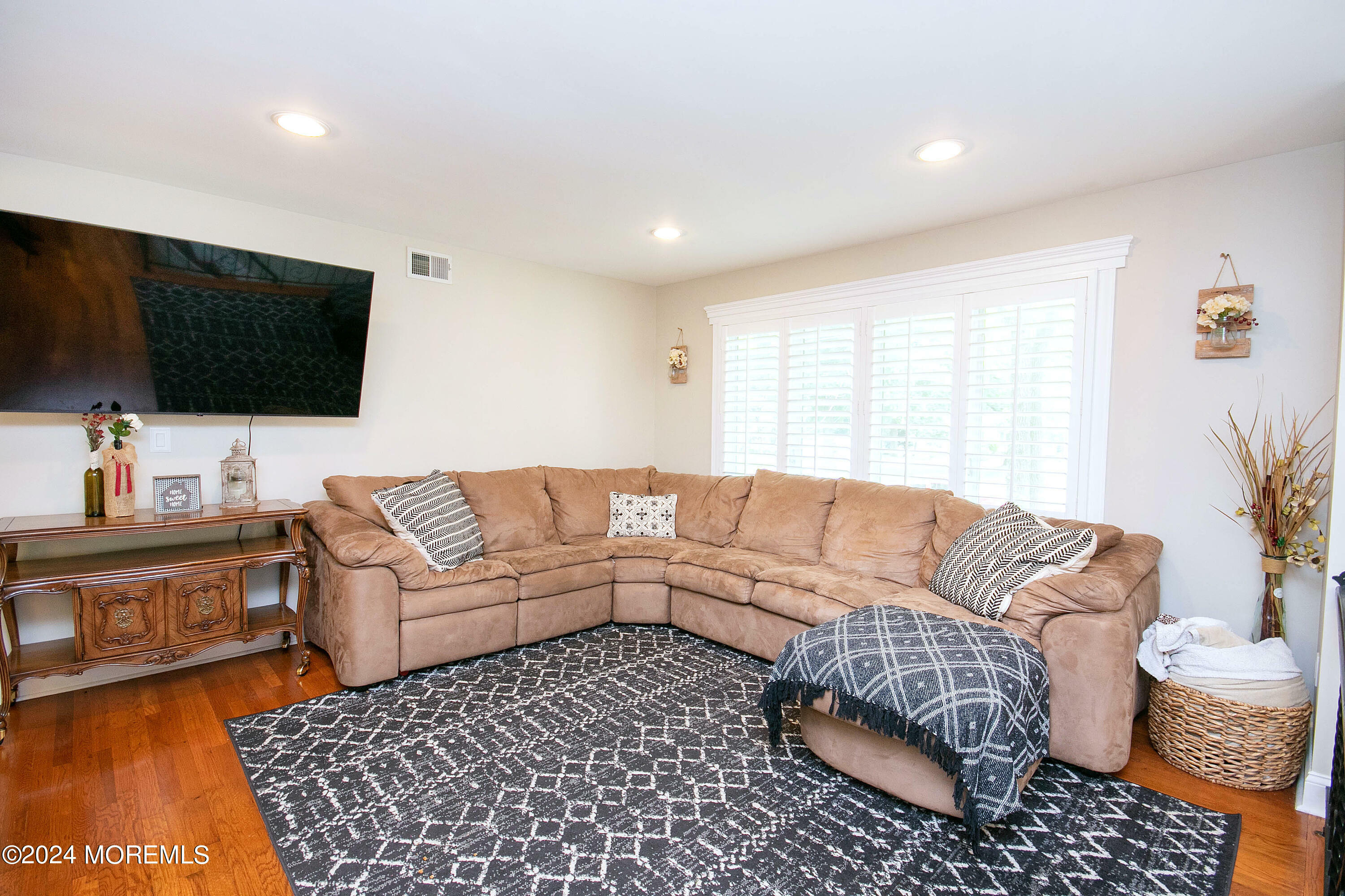 Property Photo:  6 Bunker Hill Drive  NJ 07726 