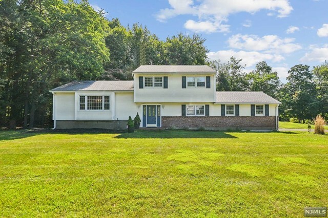 Property Photo:  739 Warren Drive  NJ 07417 