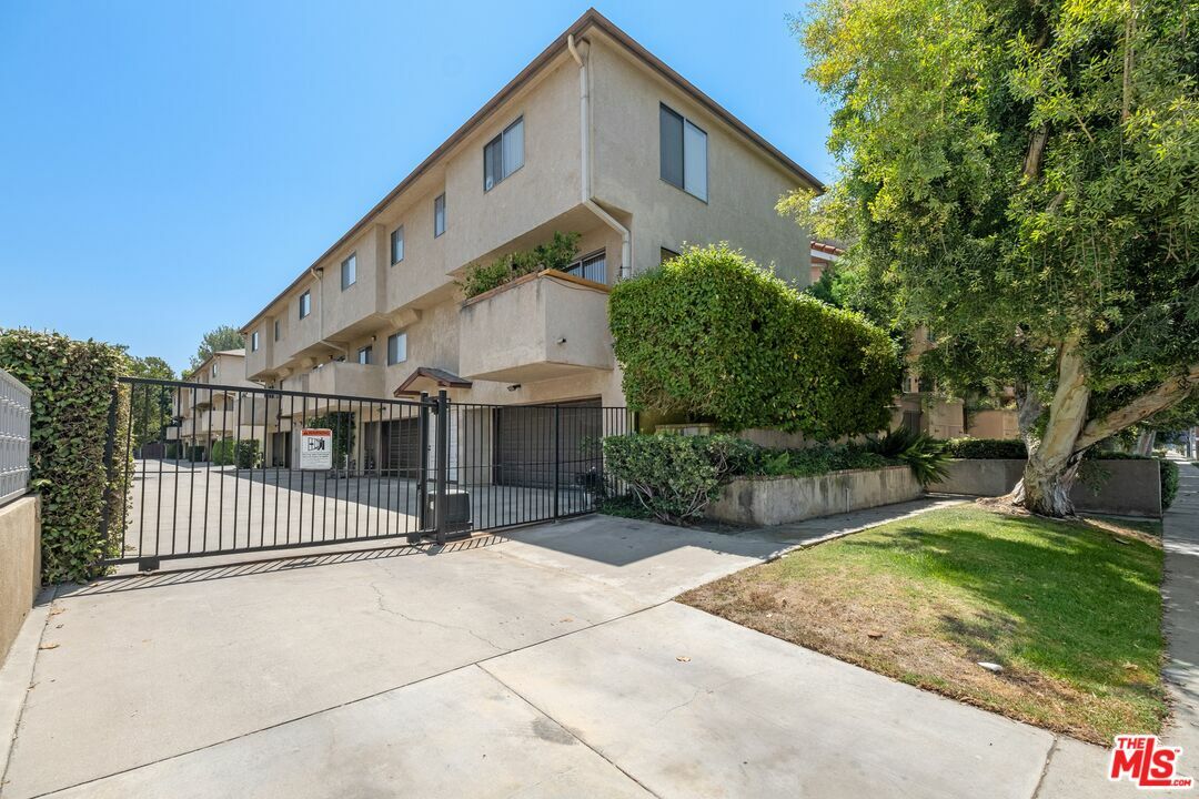 Property Photo:  7332   Balboa Blvd 5  CA 91406 