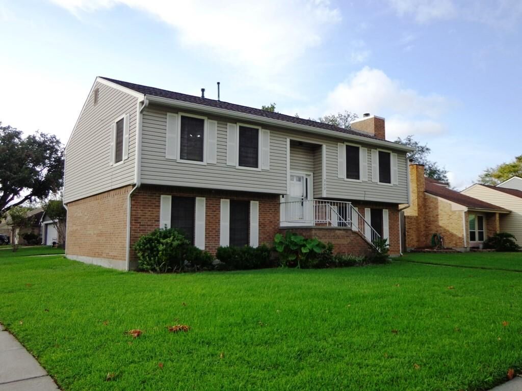 Property Photo:  303 Reseda Drive  TX 77598 