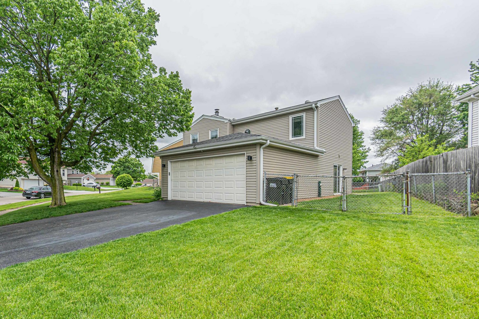 Property Photo:  990 Woodside Drive  IL 60172 