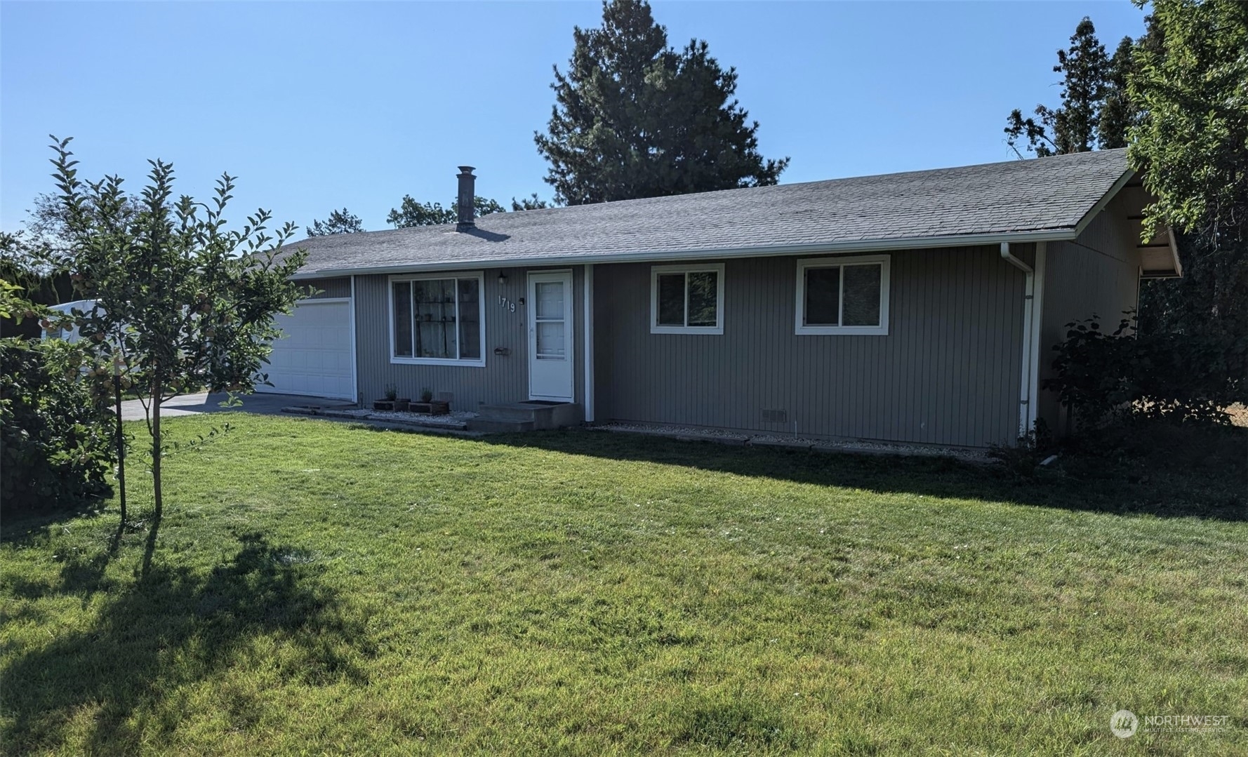 Property Photo:  1719 S Zillah Street  WA 99337 