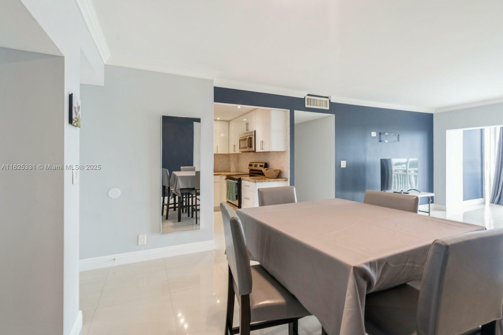 Property Photo: 4400 Hillcrest Dr 916B FL 33021